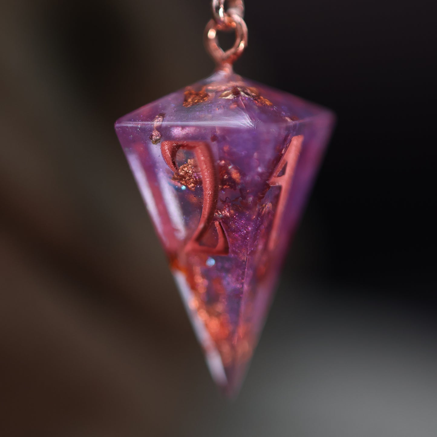 Dice Hair Stick - Wooden Stick with a Violet Guard D4