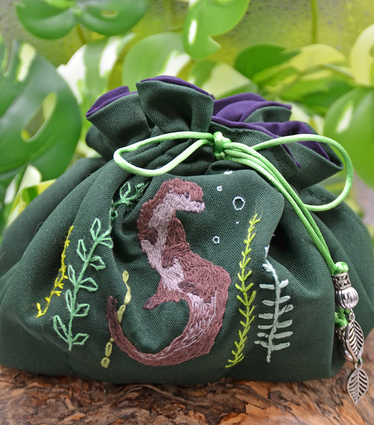 Aangepaste Jumbo Dice Bag - Dark Forest Otter (geborduurd)